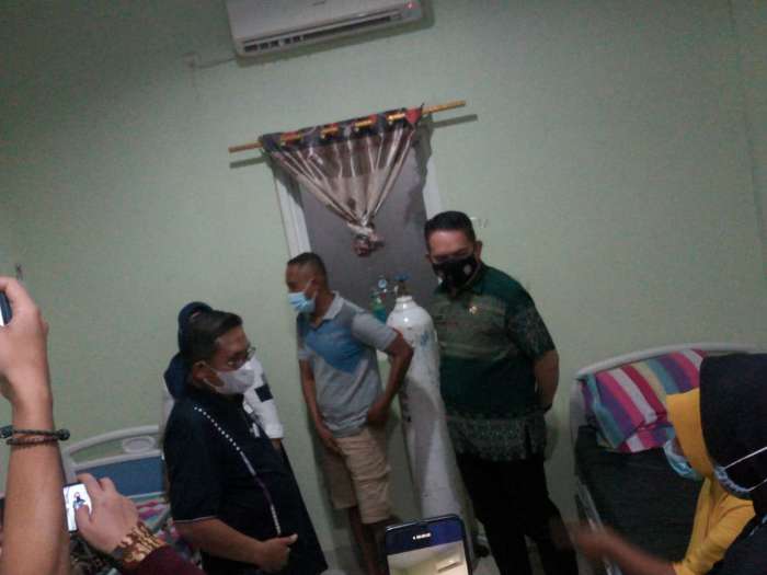 Bapak Walikota Gorontalo di dampingi Kepala Satpol PP Kota Gorontalo menjengguk Korban Longsor Di RS Multazam 